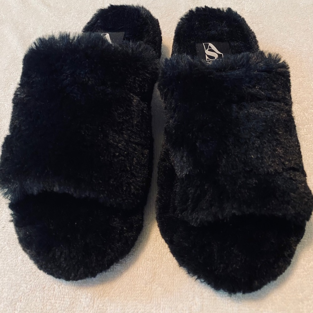 Brand New Super Comfy Fuzzy Slippers - SHOE AHOLIC. - box 15